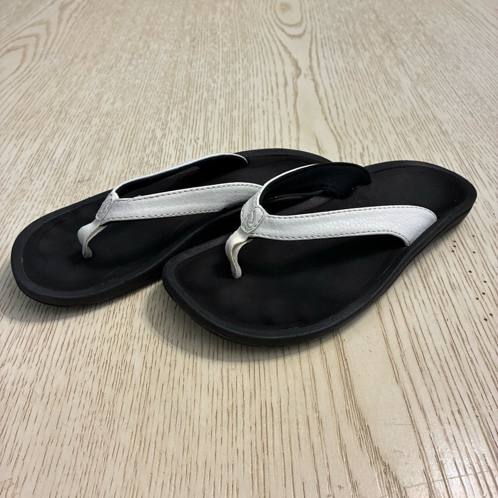 Women’s Olukai Kulapa Kai Flip Flop Sandals (White/Black)